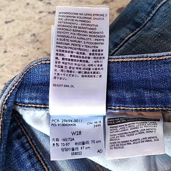 Levi's Blue Jean Denim Classic Shorts Mid Length 6.5" inseam Women's Size 28 EUC - Picture 9 of 11